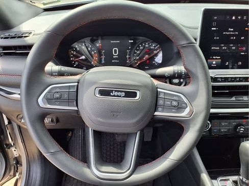 Used 2025 Jeep Compass Trailhawk AWD/4WD image 18