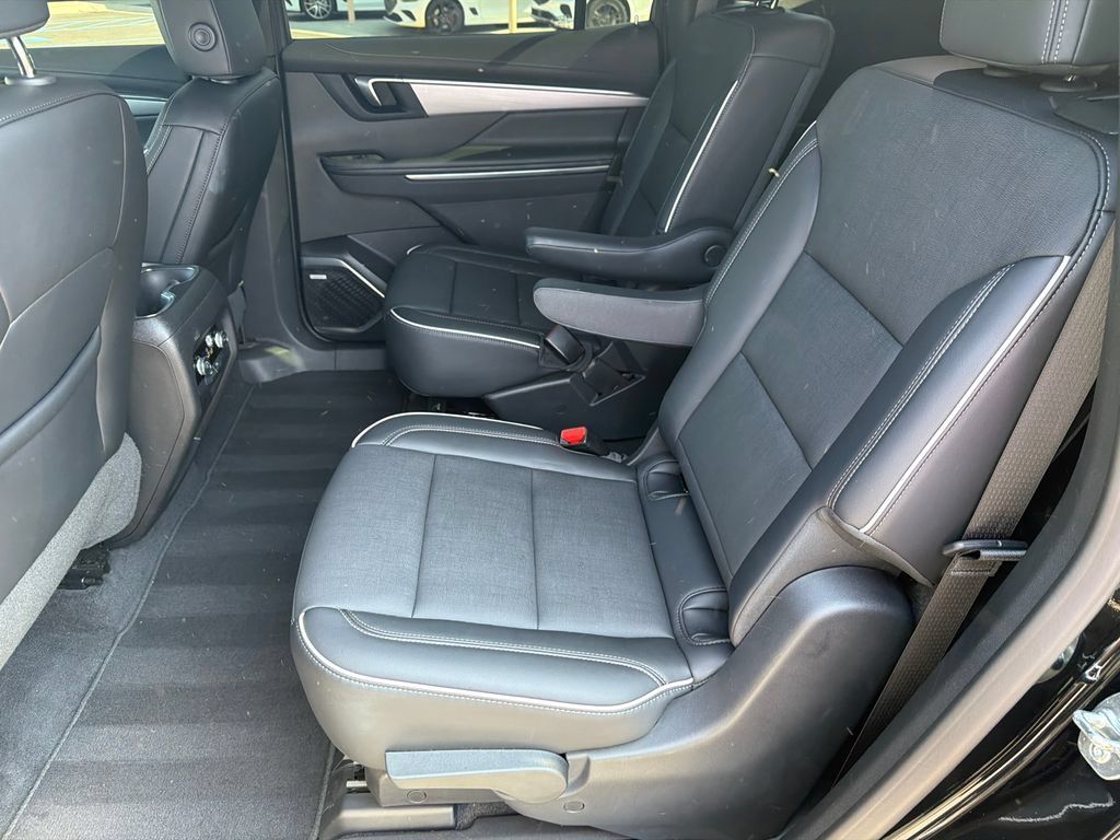Used 2025 Buick Enclave Preferred AWD/4WD image 23