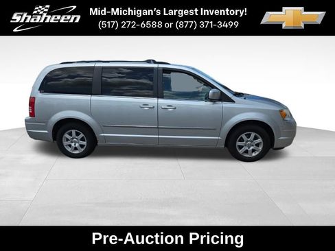 Used 2010 Chrysler Town & Country Touring w/ Entertainment Group #2 FWD image 2