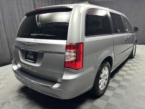 Used 2016 Chrysler Town & Country Touring w/ Driver Convenience Group image 6