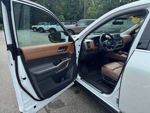 Used 2025 Nissan Pathfinder Platinum FWD image 14