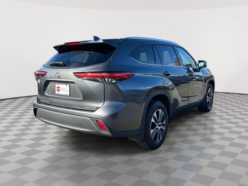Used 2021 Toyota Highlander XLE image 3