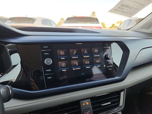 Used 2024 Volkswagen Taos SE w/ MDO Package FWD image 19