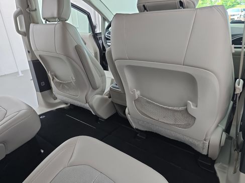 Used 2018 Chrysler Pacifica Touring-L image 11