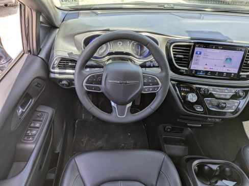 Used 2025 Chrysler Pacifica Select AWD/4WD image 14