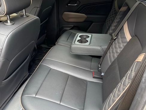 Used 2024 GMC Canyon Denali AWD/4WD image 9