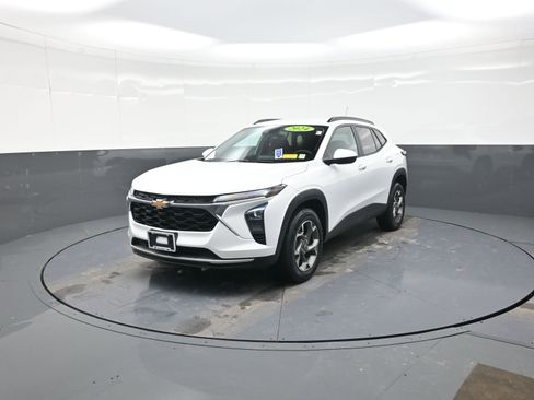 Used 2024 Chevrolet Trax LT w/ Driver Confidence Package image 7