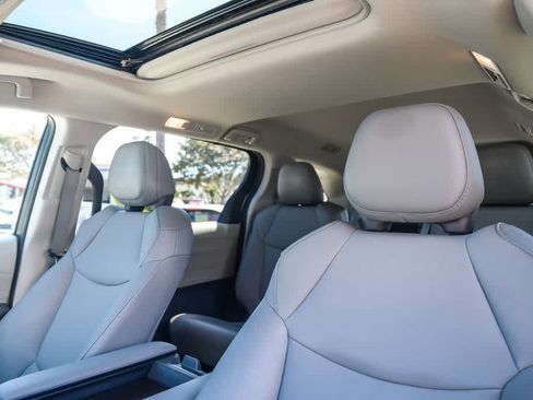 Used 2023 Toyota Sienna XLE FWD image 17