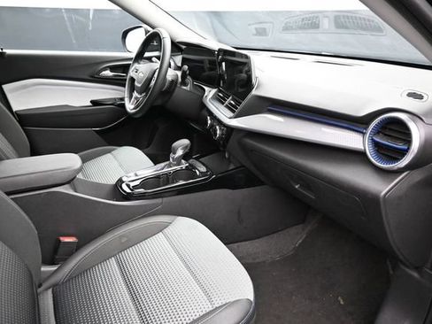 Used 2025 Chevrolet Trax LT w/ LT Convenience Package FWD image 15