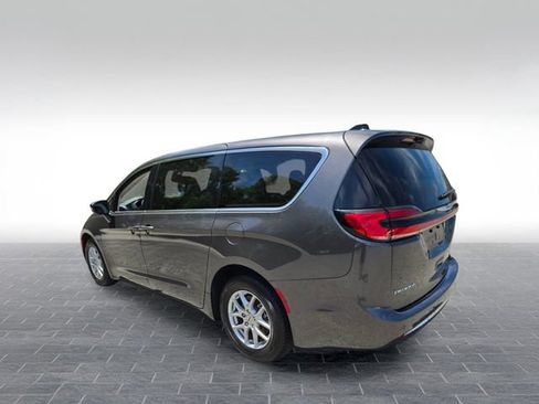 Used 2023 Chrysler Pacifica Touring-L FWD image 5
