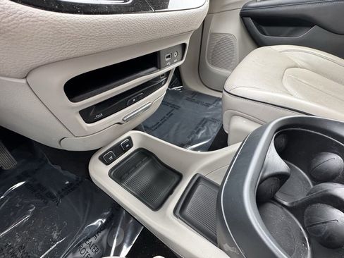 Used 2017 Chrysler Pacifica Platinum image 28