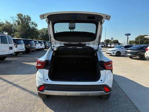 Used 2025 Chevrolet Trax LT FWD image 8