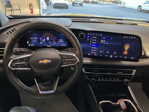 Used 2025 Chevrolet Traverse LT image 13