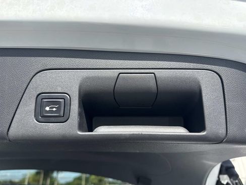 Used 2021 Buick Envision Essence FWD image 12