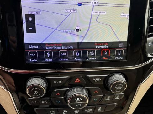 Used 2019 Jeep Grand Cherokee Limited AWD/4WD image 15