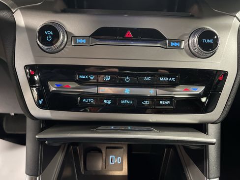 Used 2022 Ford Explorer XLT w/ Equipment Group 202A image 25