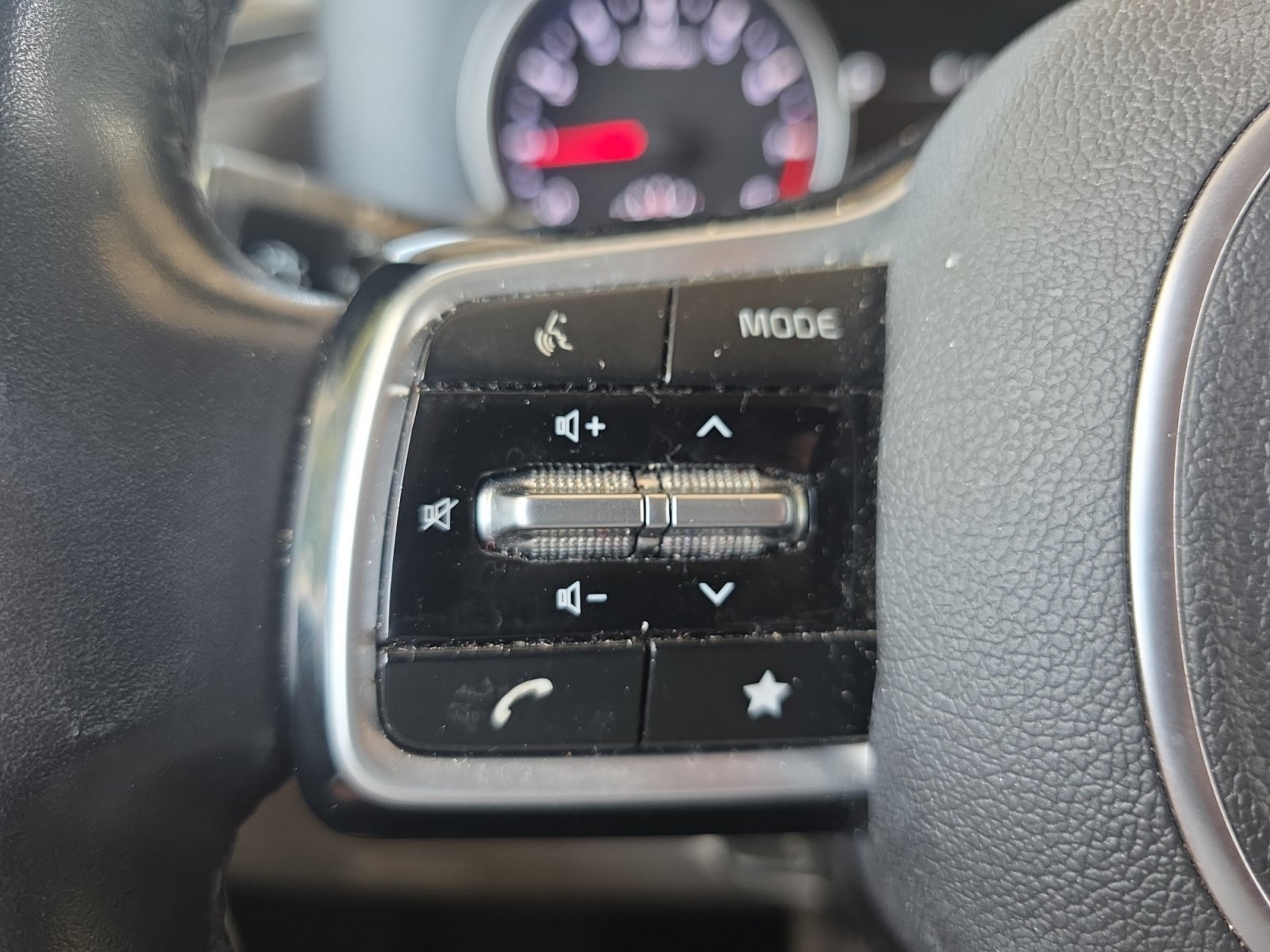 Used 2022 Kia Carnival LX FWD image 20