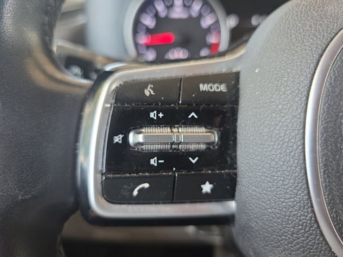 Used 2022 Kia Carnival LX FWD image 20