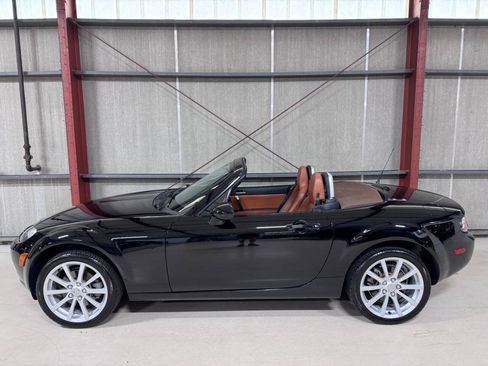 Used 2006 MAZDA MX-5 Miata Grand Touring RWD image 6