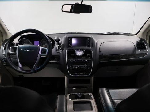 Used 2013 Chrysler Town & Country Touring image 14