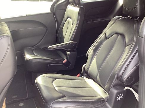 Used 2025 Chrysler Pacifica Select image 14