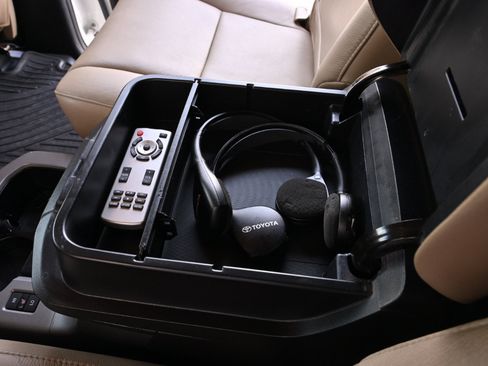 Used 2014 Toyota Sequoia Platinum image 43