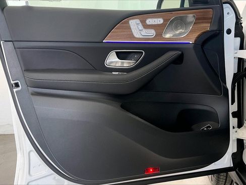 Used 2025 Mercedes-Benz GLS 450 4MATIC image 10