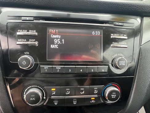 Used 2016 Nissan Rogue S w/ Appearance Package AWD/4WD image 18
