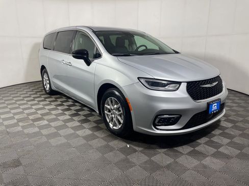 Used 2024 Chrysler Pacifica Touring-L FWD image 2