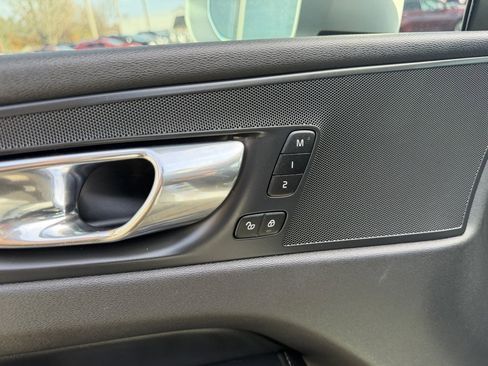 Used 2018 Volvo XC60 T6 R-Design w/ Convenience Package image 13