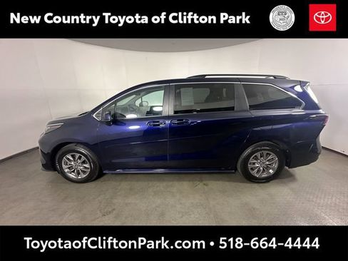 Used 2024 Toyota Sienna LE AWD/4WD image 6