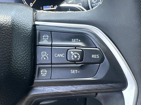 Used 2024 Jeep Grand Cherokee Limited w/ Black Appearance Package AWD/4WD image 27
