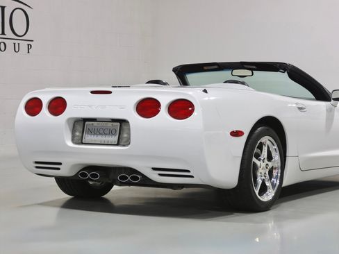 Used 2004 Chevrolet Corvette Convertible w/ Preferred Equipment Group RWD image 46