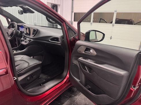 Used 2023 Chrysler Pacifica Limited w/ Uconnect Theater Family Group image 29