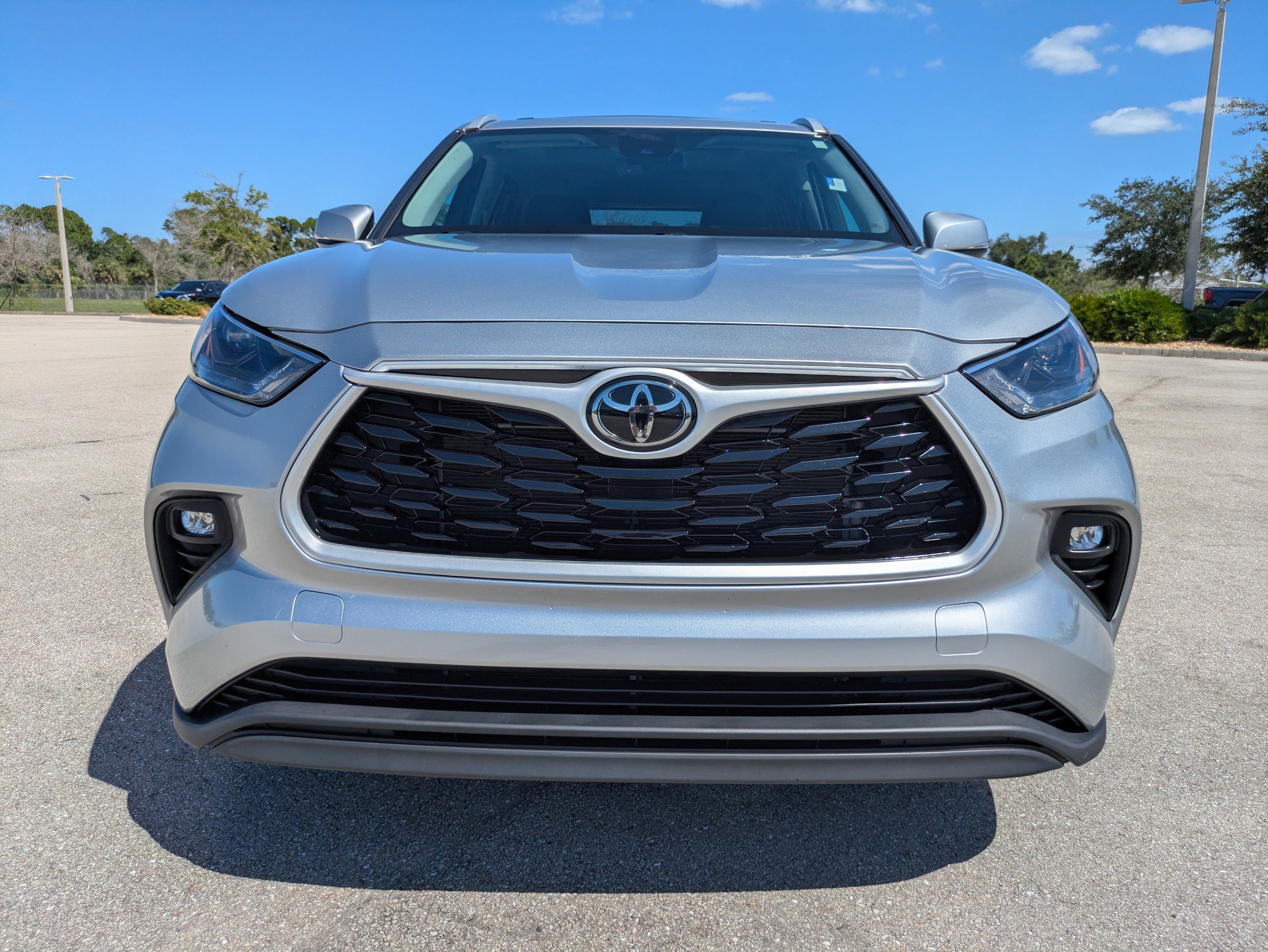 Used 2023 Toyota Highlander XLE FWD image 9