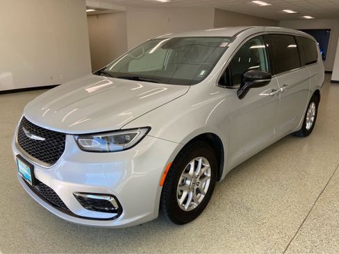 Used 2024 Chrysler Pacifica Touring-L FWD image 3