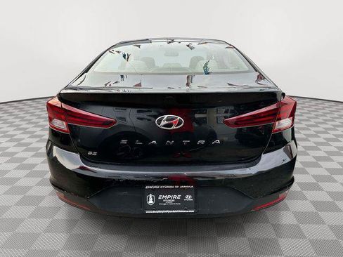 Used 2019 Hyundai Elantra SE w/ Winter Weather Package FWD image 4
