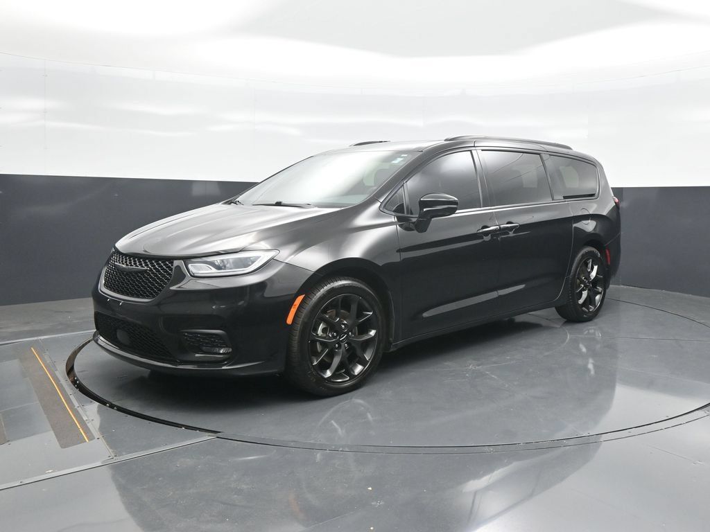 Used 2025 Chrysler Pacifica Limited FWD image 3
