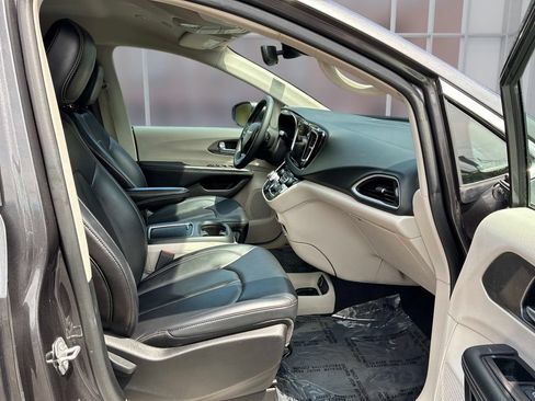 Used 2023 Chrysler Pacifica Touring-L FWD image 10