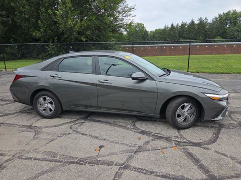 Used 2024 Hyundai Elantra SE FWD image 2