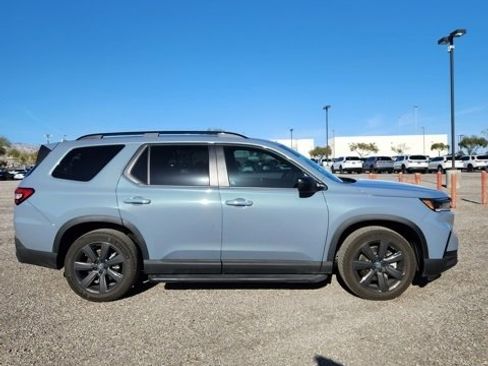 Used 2024 Honda Pilot Sport image 4