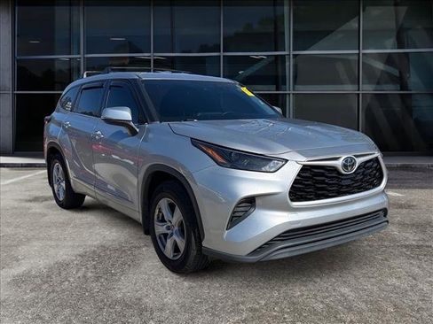 Used 2022 Toyota Highlander L image 2