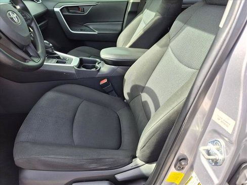 Used 2020 Toyota RAV4 LE AWD/4WD image 14