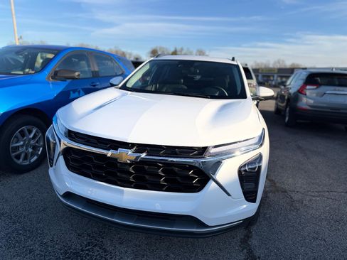 Used 2025 Chevrolet Trax LT w/ LT Convenience Package image 6