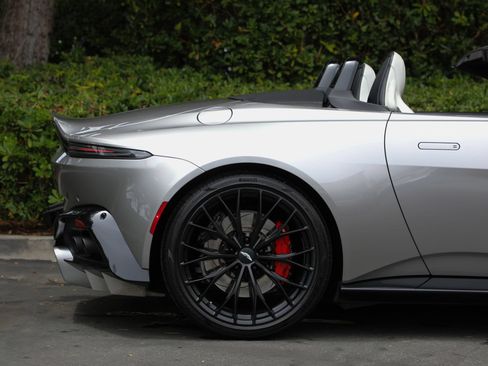 Used 2023 Aston Martin V8 Vantage Roadster RWD image 32
