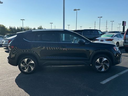 Used 2025 Volkswagen Taos SE w/ Panoramic Sunroof Package image 4