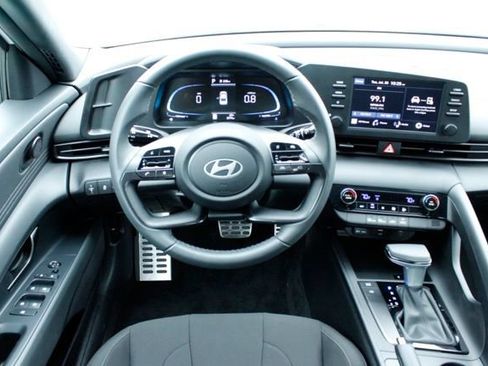 Certified 2025 Hyundai Elantra Sport FWD image 15