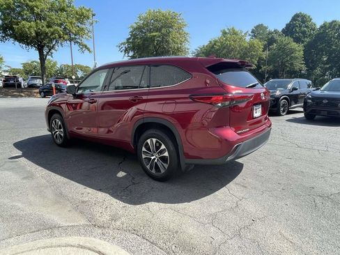 Used 2021 Toyota Highlander XLE AWD/4WD image 4
