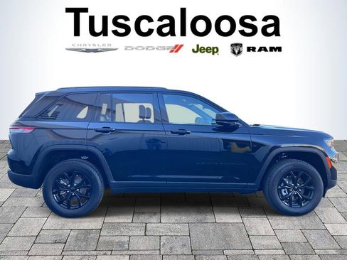 New 2025 Jeep Grand Cherokee Altitude image 8