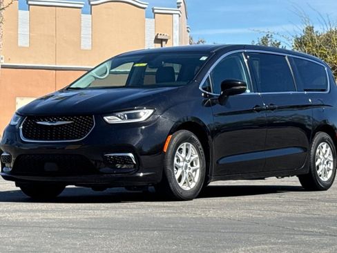 Used 2023 Chrysler Pacifica Touring-L FWD image 16